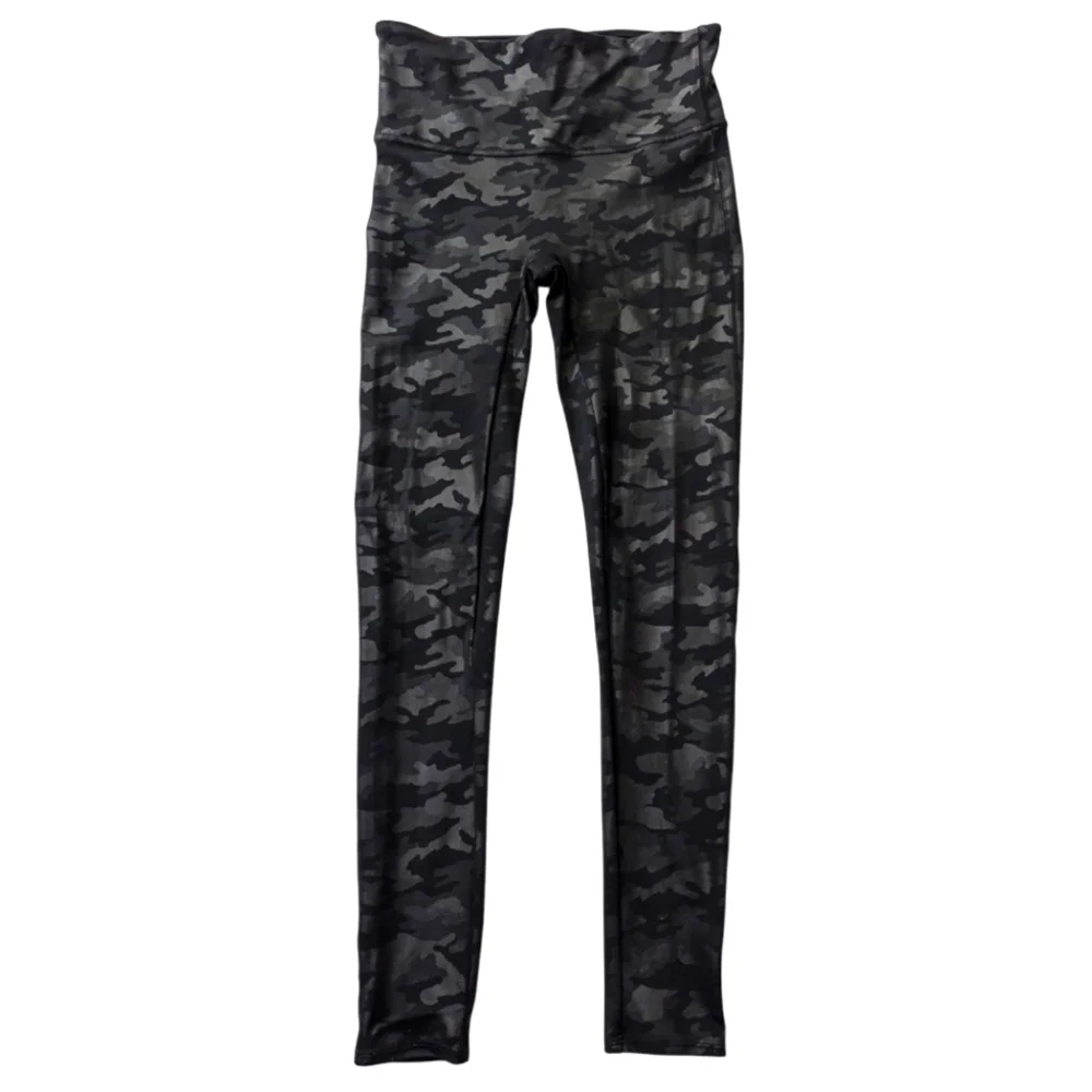 SPANX Faux Leather Camo Leggings Size Medium Petite - Picture 2 of 12